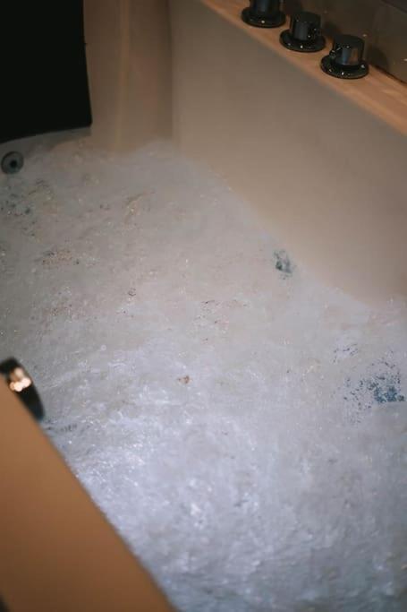 Ultimate Comfort ! Jacuzzi & Sauna. Μπεζανσόν Εξωτερικό φωτογραφία