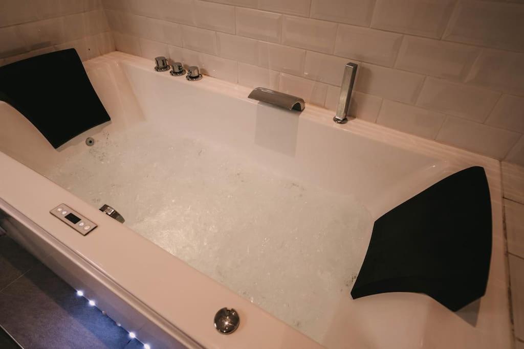 Ultimate Comfort ! Jacuzzi & Sauna. Μπεζανσόν Εξωτερικό φωτογραφία